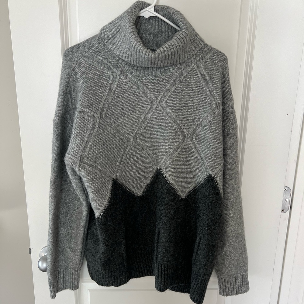 Simply Vera Vera Wang grey and black sweater